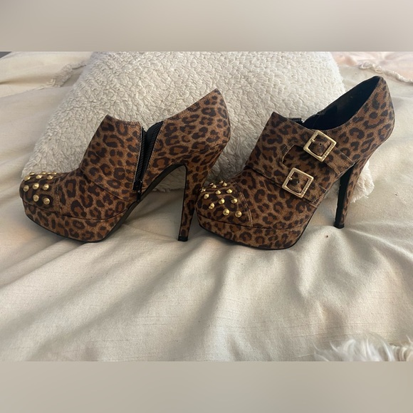 Guess Leopard/Cheetah Print Bootie Heels w/Gold Spikes - Picture 6 of 9